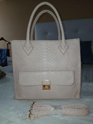 Bolso de mano y asa para colgar. Rosa clarito ,