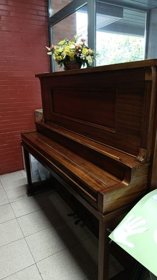 Piano de madera en buen estado