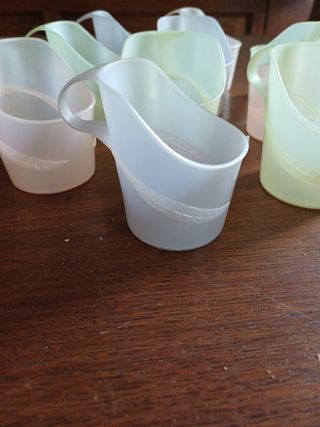 Portabicchieri in plastica colorati.