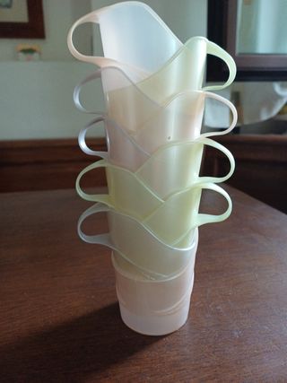 Portabicchieri in plastica colorati.