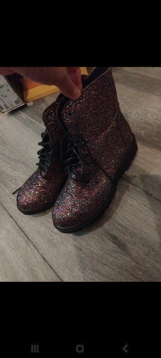 Botas brillantes multicolor. Un solo uso.