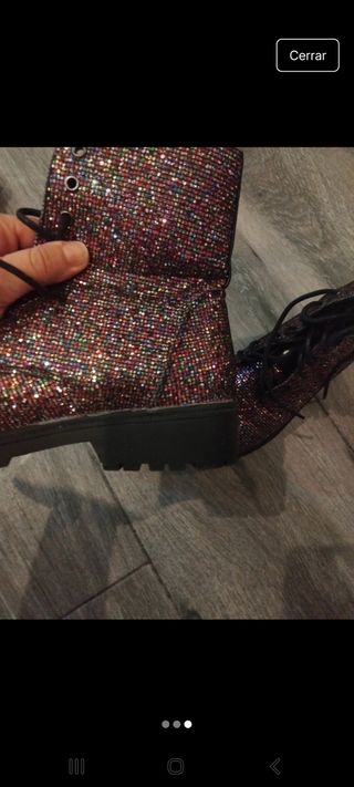 Botas brillantes multicolor. Un solo uso.