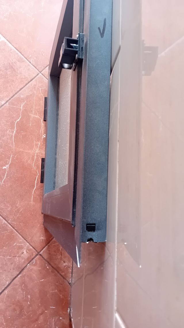 Ventana gris con marco y cierre