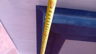 Ventana gris con marco y cierre