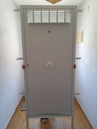Puerta metálica de entrada blanca