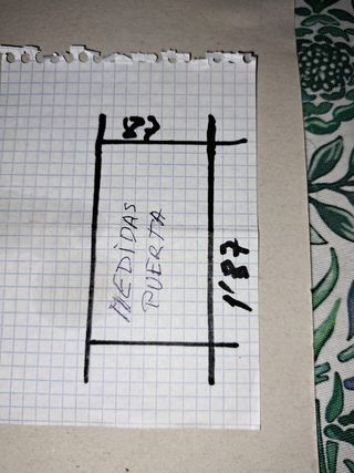 Puerta metálica de entrada blanca