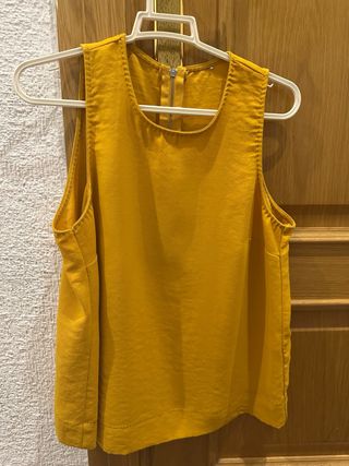 Blusa de tirantes color mostaza