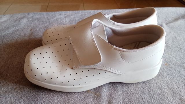 Zapatos de trabajo blancos de mujer, seminuevo.