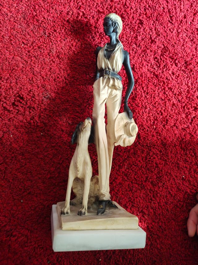 Figura decorativa mujer y perro
