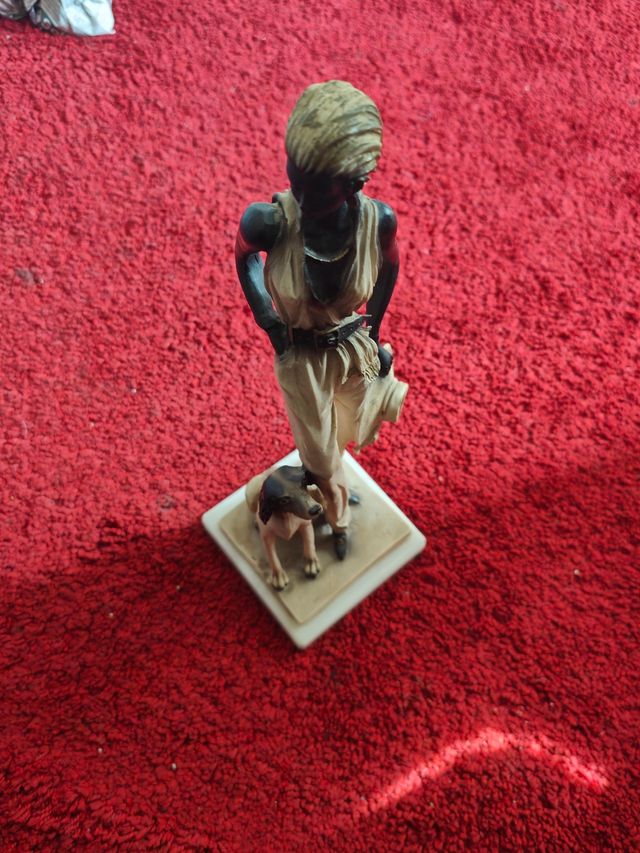 Figura decorativa mujer y perro