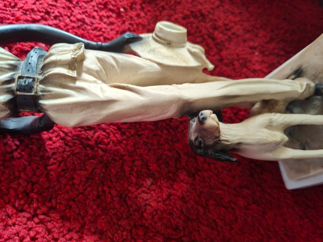 Figura decorativa mujer y perro