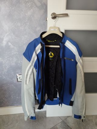 Chaqueta de moto azul y gris
