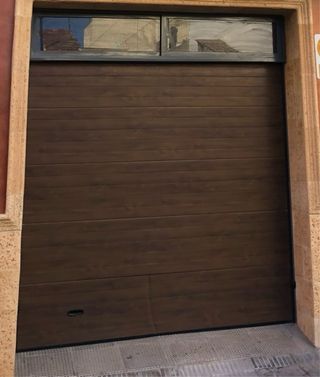 Puerta de garaje panelada