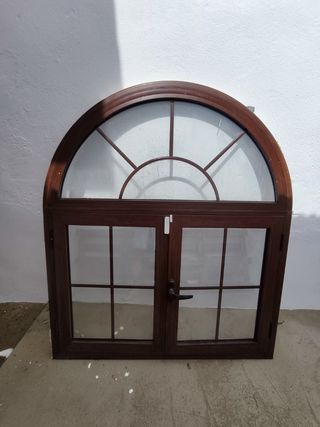 Ventanas con medio punto, rejas y persianas