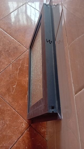 Ventana con marco oscuro