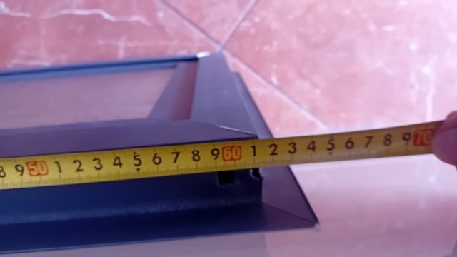 Ventana con marco oscuro