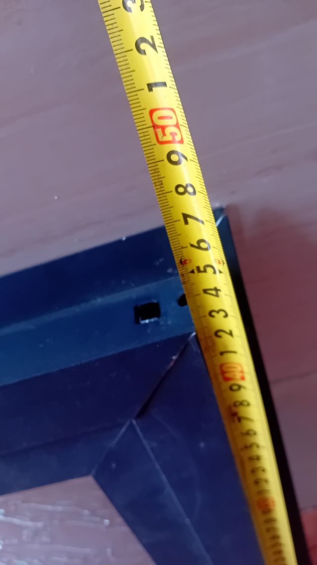 Ventana con marco oscuro