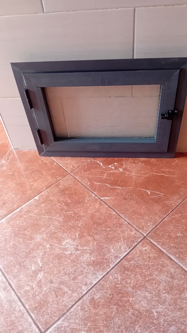 Ventana con marco oscuro