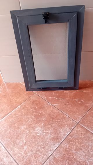 Ventana con marco oscuro