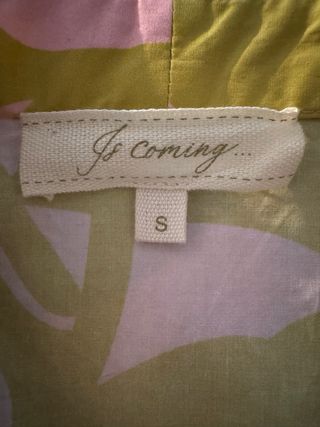 Blusa Is Coming verde y rosa