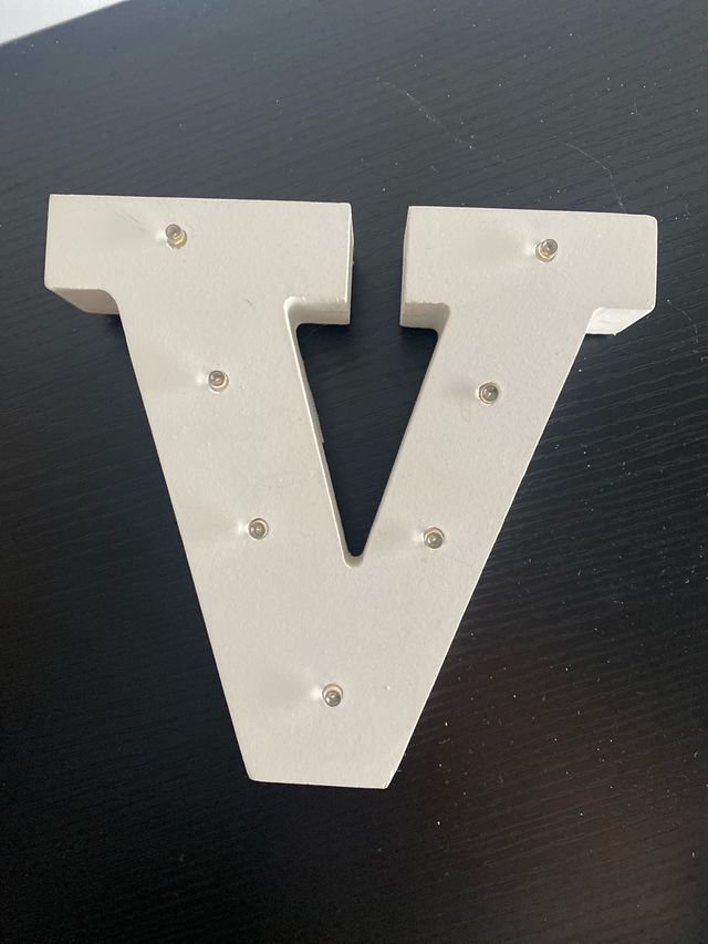 Letra V de madera decorativa