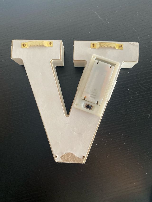 Letra V de madera decorativa