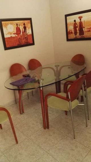 Mesa de comedor cristal y madera con 6 sillas.