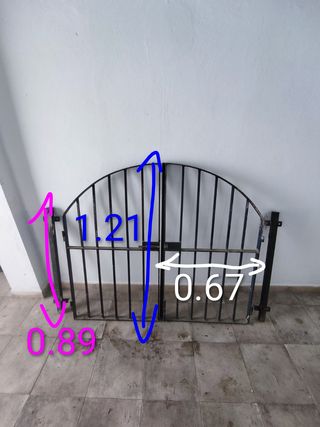 Puerta de hierro para exterior, terraza, o jardín.