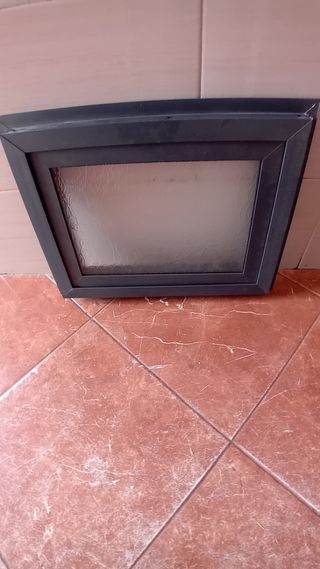 Ventana con marco negro