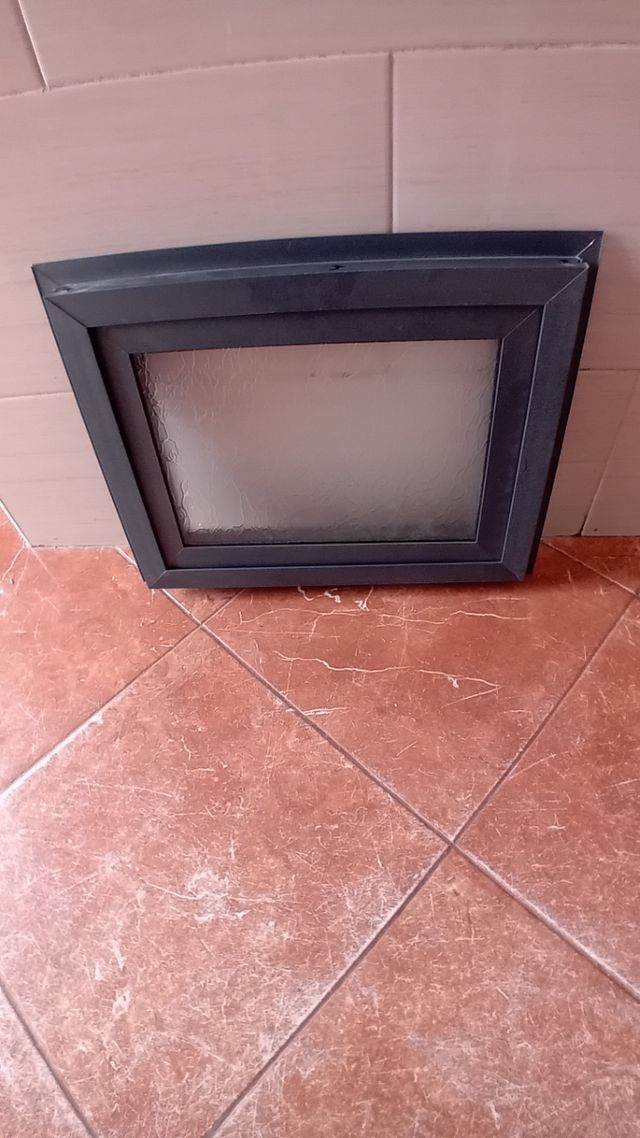 Ventana con marco negro