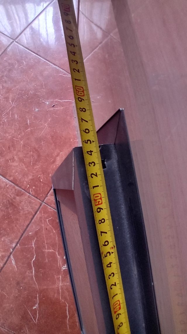 Ventana con marco negro