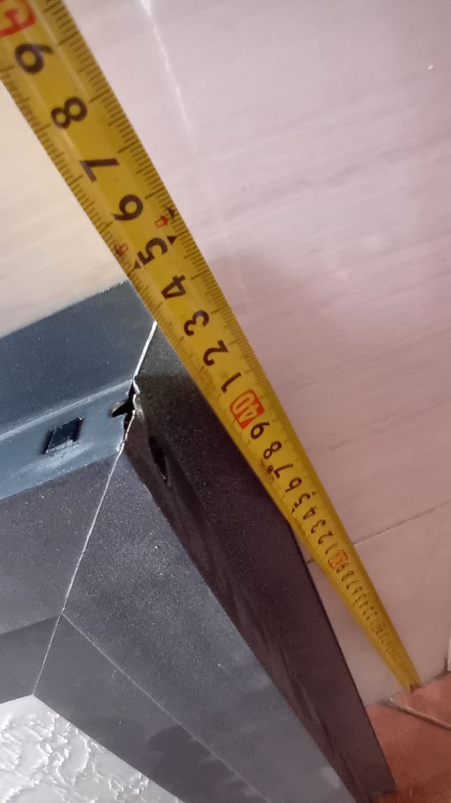 Ventana con marco negro