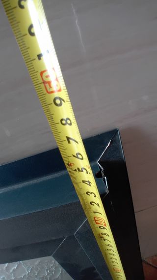 Ventana con marco negro