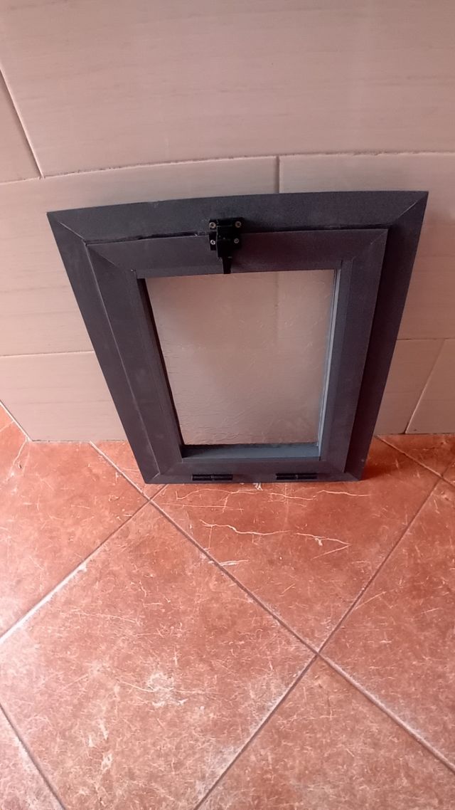 Ventana con marco negro