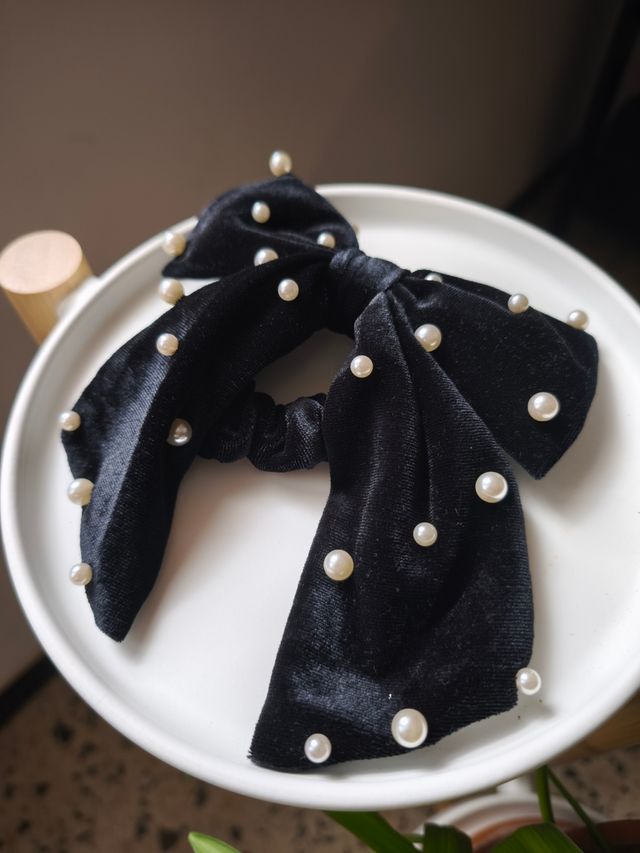 Coletero lazo con perlas