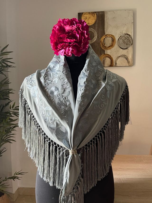 Mantoncillo bordado con flecos