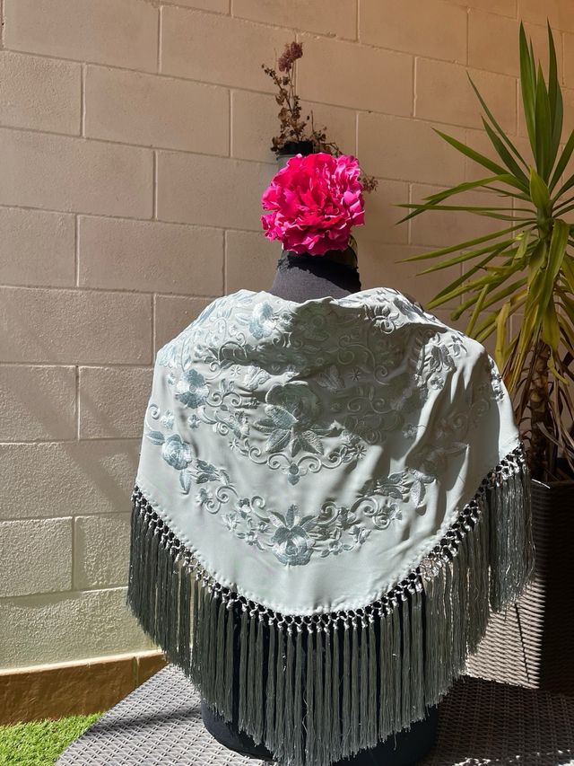 Mantoncillo bordado con flecos