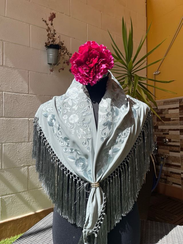 Mantoncillo bordado con flecos