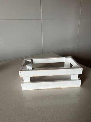 Caja de madera blanca efecto gastado/vintage.

