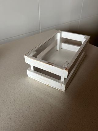 Caja de madera blanca efecto gastado/vintage.
