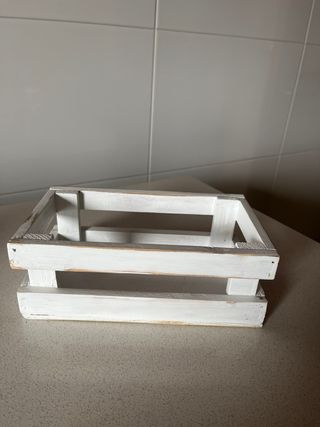 Caja de madera blanca efecto gastado/vintage.
