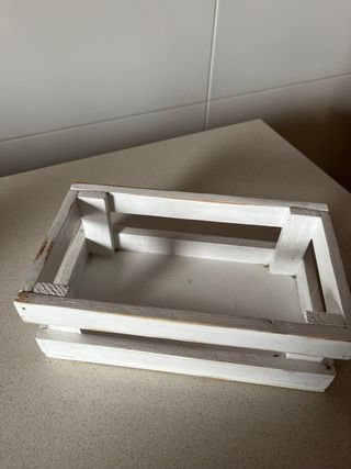 Caja de madera blanca efecto gastado/vintage.
