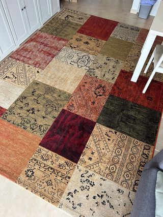 Alfombra patchwork beige y roja