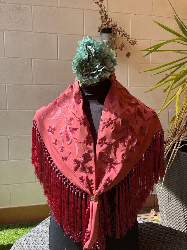 Mantoncillo bordado con flecos rosa maquillaje