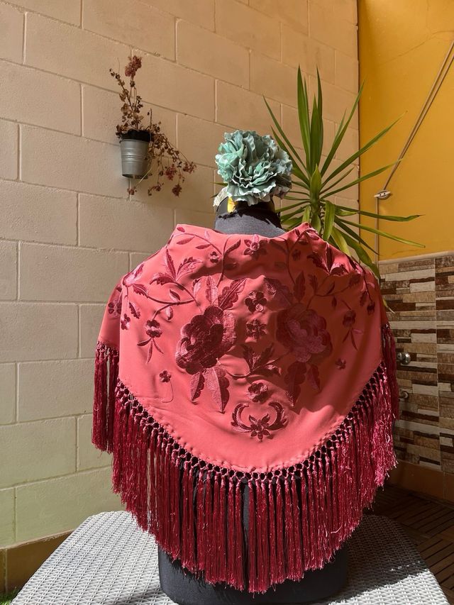 Mantoncillo bordado con flecos rosa maquillaje