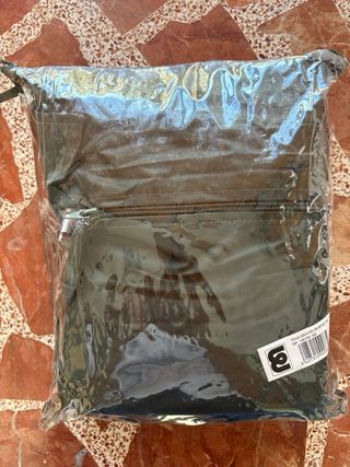 chaqueta y pantalón impermeable verdes