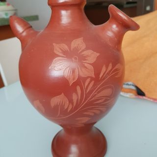 Botijo de cerámica con flores