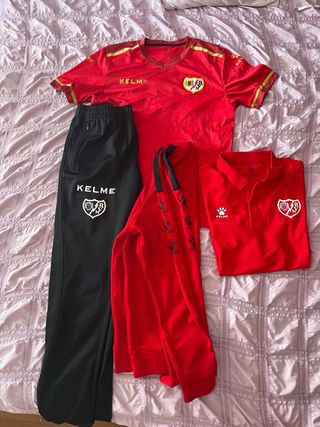 Conjunto deportivo Kelme: chándal y camisetas