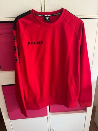 Conjunto deportivo Kelme: chándal y camisetas