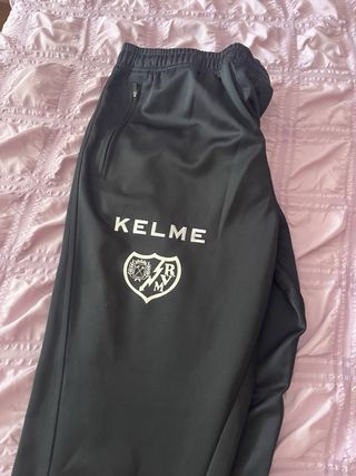 Conjunto deportivo Kelme: chándal y camisetas